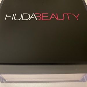 Huda Beauty setting powder